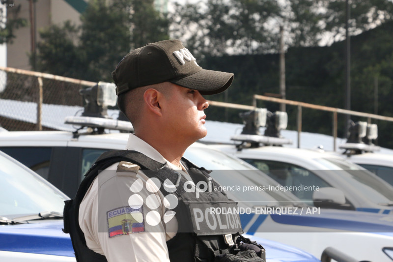 NOBOA ENTREGA PATRULLEROS A QUITO