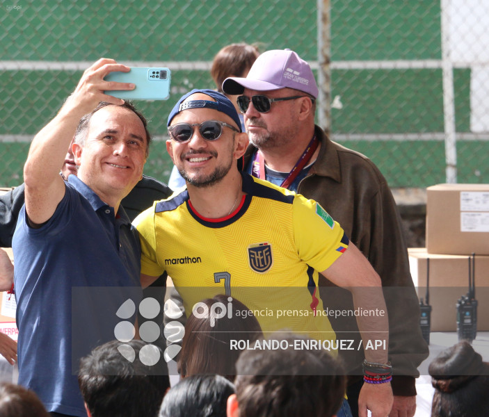 NOBOA ENTREGA PATRULLEROS A QUITO