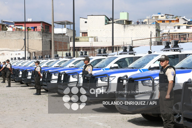 NOBOA ENTREGA PATRULLEROS A QUITO
