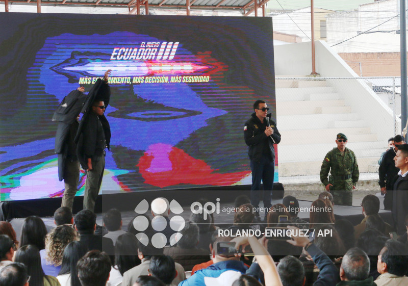 NOBOA ENTREGA PATRULLEROS A QUITO