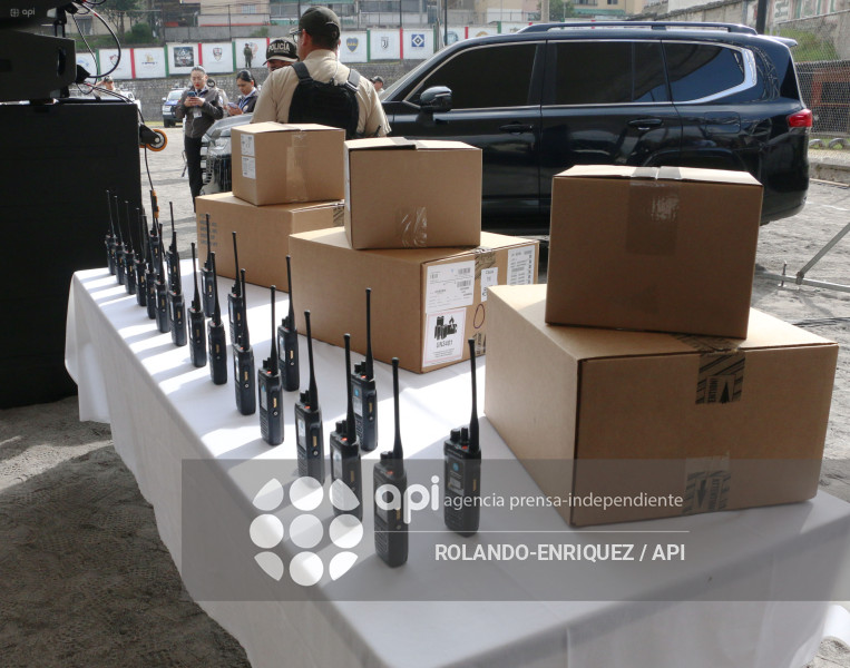 NOBOA ENTREGA PATRULLEROS A QUITO