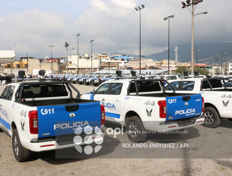 NOBOA ENTREGA PATRULLEROS A QUITO