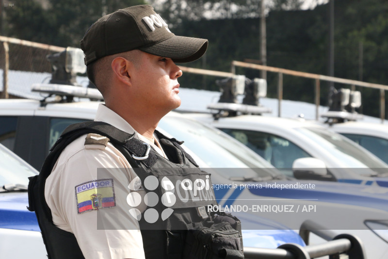 NOBOA ENTREGA PATRULLEROS A QUITO