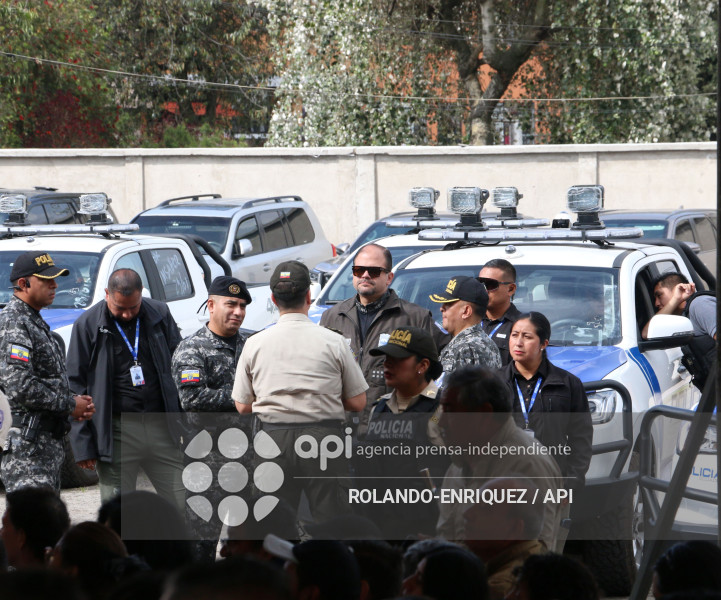 NOBOA ENTREGA PATRULLEROS A QUITO