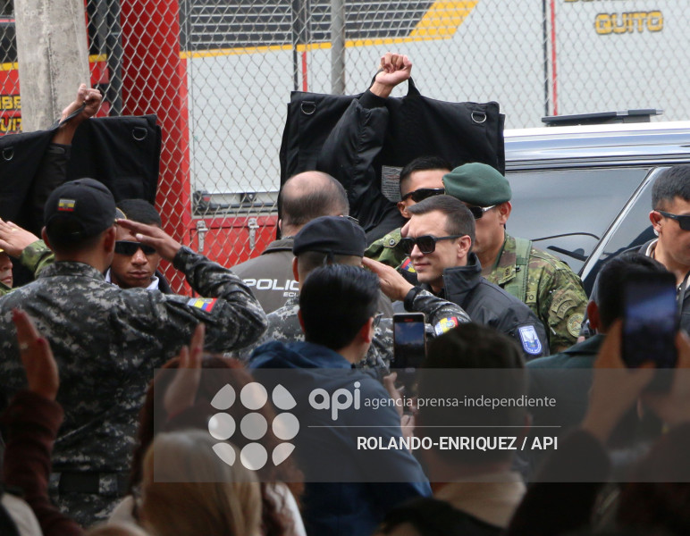 NOBOA ENTREGA PATRULLEROS A QUITO