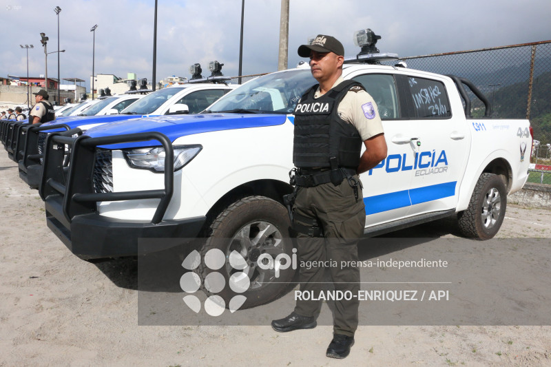 NOBOA ENTREGA PATRULLEROS A QUITO