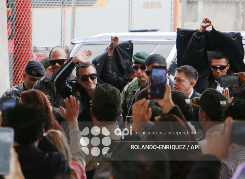 NOBOA ENTREGA PATRULLEROS A QUITO