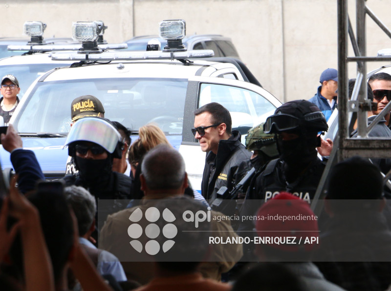 NOBOA ENTREGA PATRULLEROS A QUITO