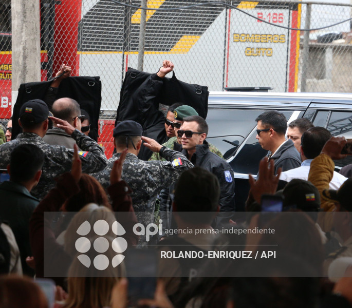 NOBOA ENTREGA PATRULLEROS A QUITO