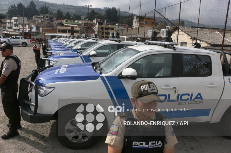 NOBOA ENTREGA PATRULLEROS A QUITO