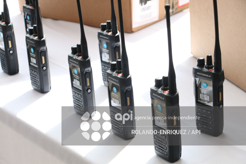 NOBOA ENTREGA PATRULLEROS A QUITO