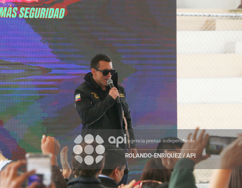 NOBOA ENTREGA PATRULLEROS A QUITO