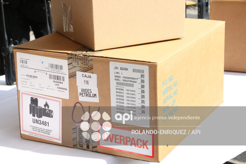 NOBOA ENTREGA PATRULLEROS A QUITO