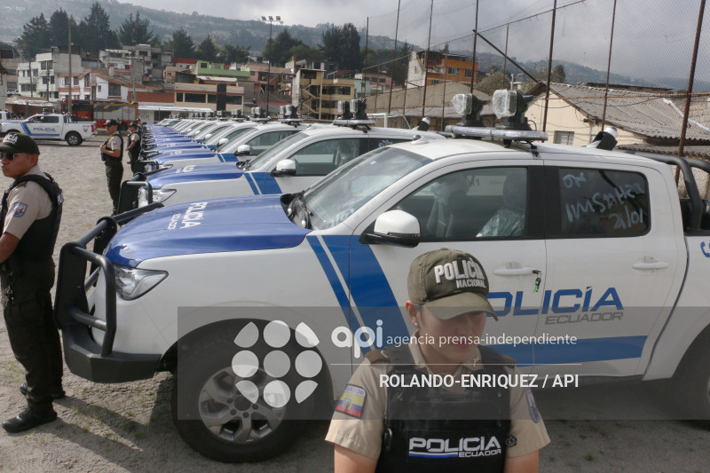 NOBOA ENTREGA PATRULLEROS A QUITO