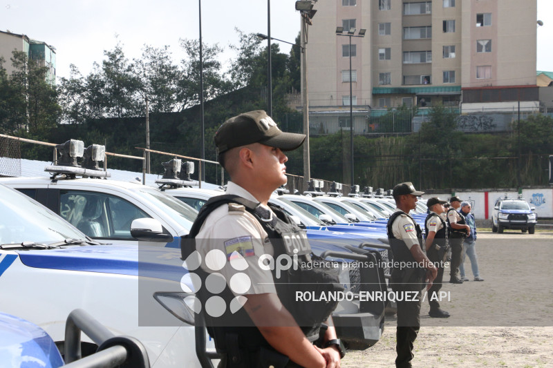 NOBOA ENTREGA PATRULLEROS A QUITO