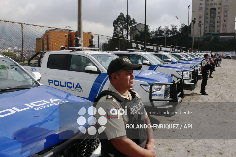 NOBOA ENTREGA PATRULLEROS A QUITO