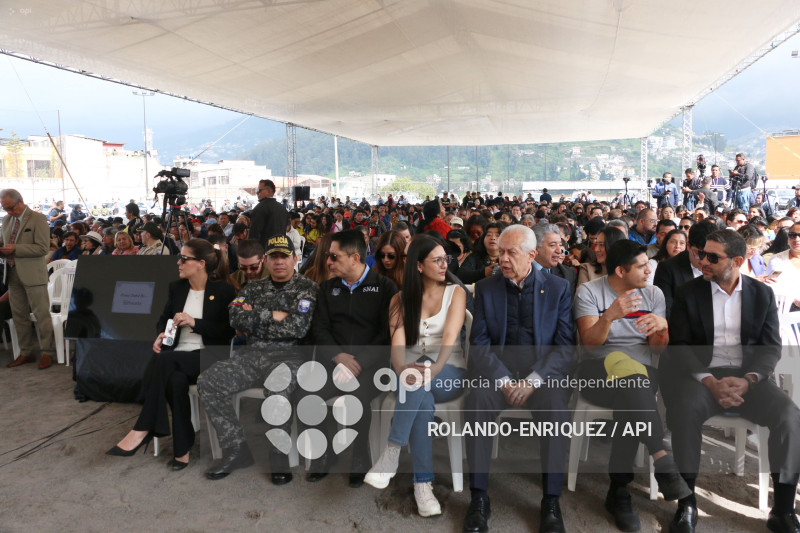 NOBOA ENTREGA PATRULLEROS A QUITO