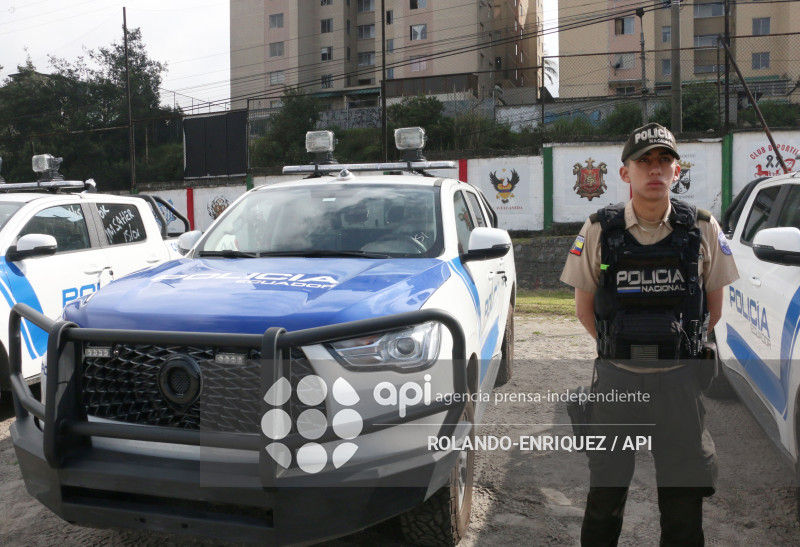 NOBOA ENTREGA PATRULLEROS A QUITO