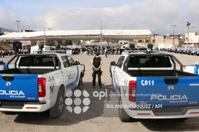 NOBOA ENTREGA PATRULLEROS A QUITO