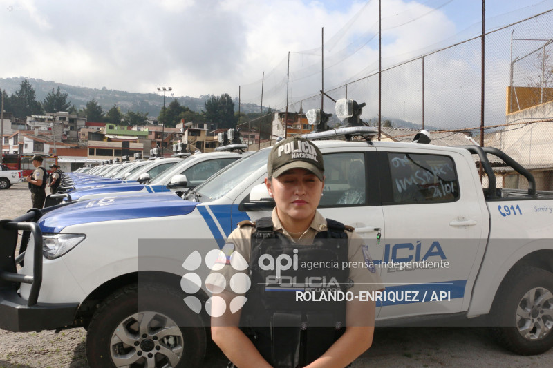 NOBOA ENTREGA PATRULLEROS A QUITO