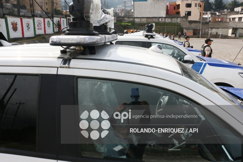 NOBOA ENTREGA PATRULLEROS A QUITO