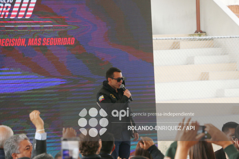 NOBOA ENTREGA PATRULLEROS A QUITO