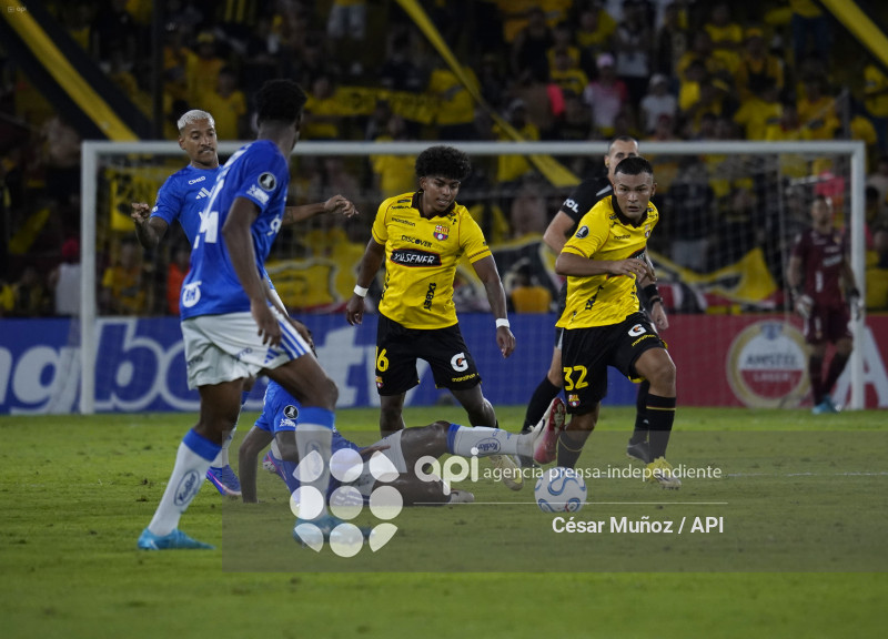 FBL-LIBERTADORES-BARCELONA-CRUZEIRO