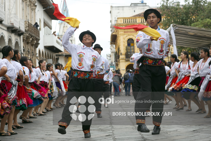 CUENCA-DESFILE ESTUDIANTIL-FUNDACION 469 AÑOS