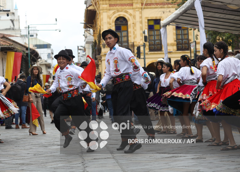 CUENCA-DESFILE ESTUDIANTIL-FUNDACION 469 AÑOS