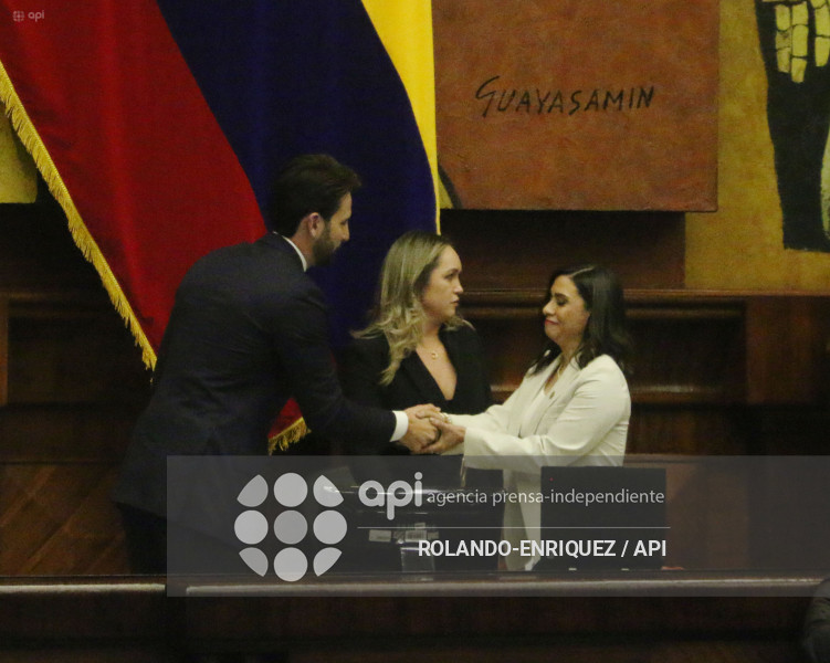 POSESION MERCEDES CAICEDO