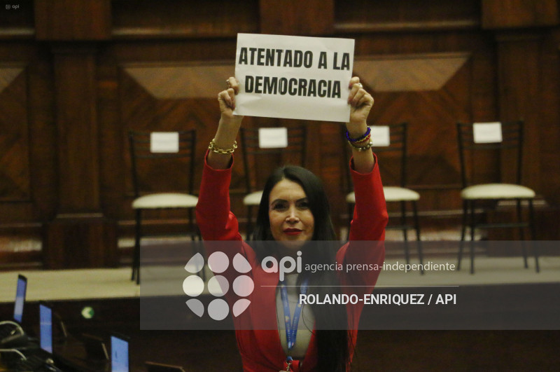 POSESION MERCEDES CAICEDO