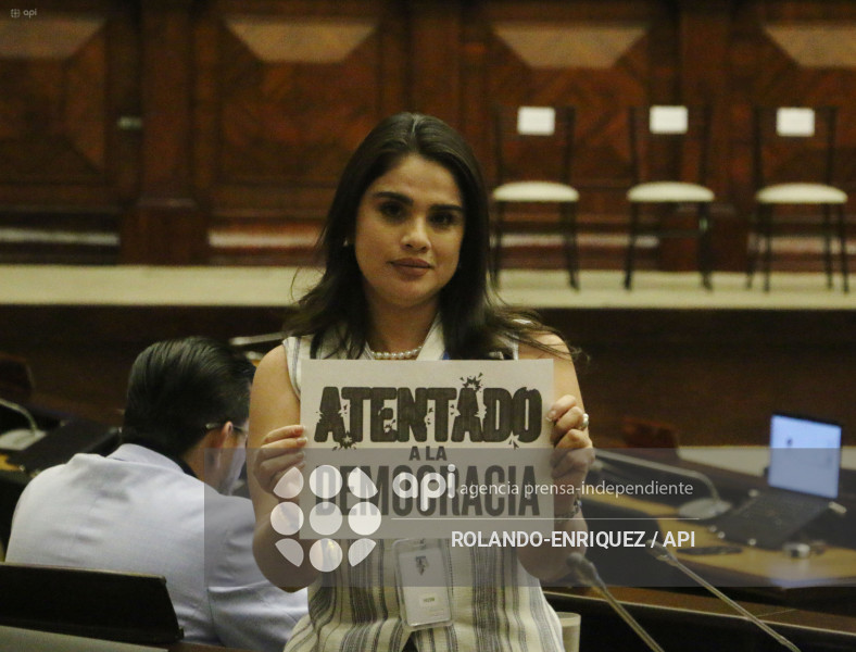 POSESION MERCEDES CAICEDO