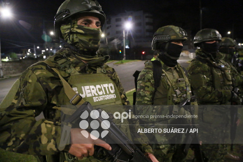 MILITARES TOQUE DE QUEDA EN PICHINCHA
