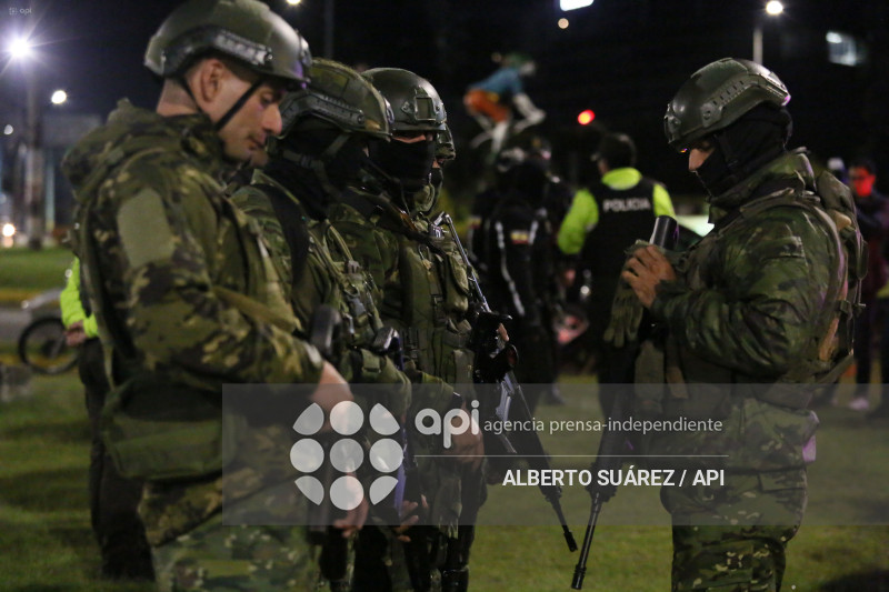 MILITARES TOQUE DE QUEDA EN PICHINCHA