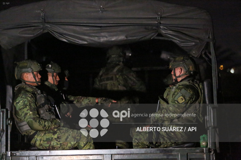MILITARES TOQUE DE QUEDA EN PICHINCHA