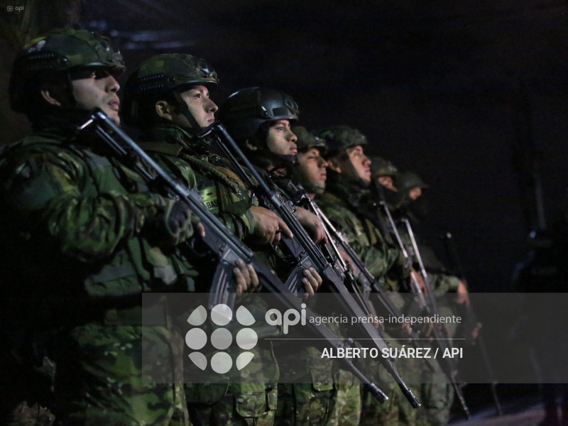 MILITARES TOQUE DE QUEDA EN PICHINCHA