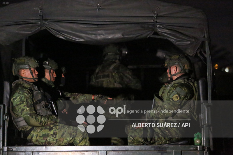 MILITARES TOQUE DE QUEDA EN PICHINCHA