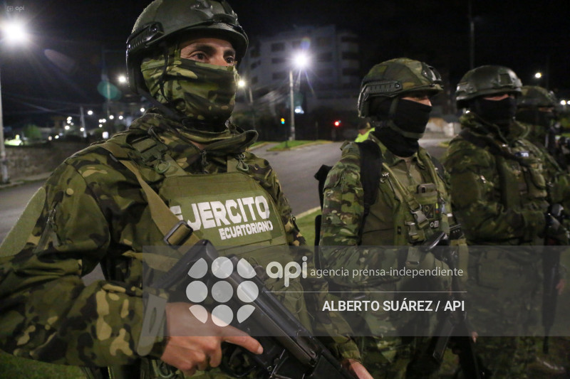 MILITARES TOQUE DE QUEDA EN PICHINCHA