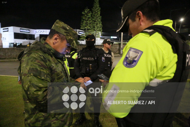 MILITARES TOQUE DE QUEDA EN PICHINCHA