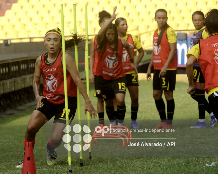 FBL-SUPERLIGAFEMENINA-BARCELONA-EMELEC