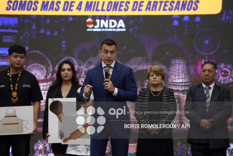 CUENCA-PRESIDENTE DANIEL NOBOA-ARTESANOS
