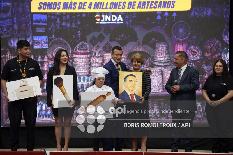 CUENCA-PRESIDENTE DANIEL NOBOA-ARTESANOS