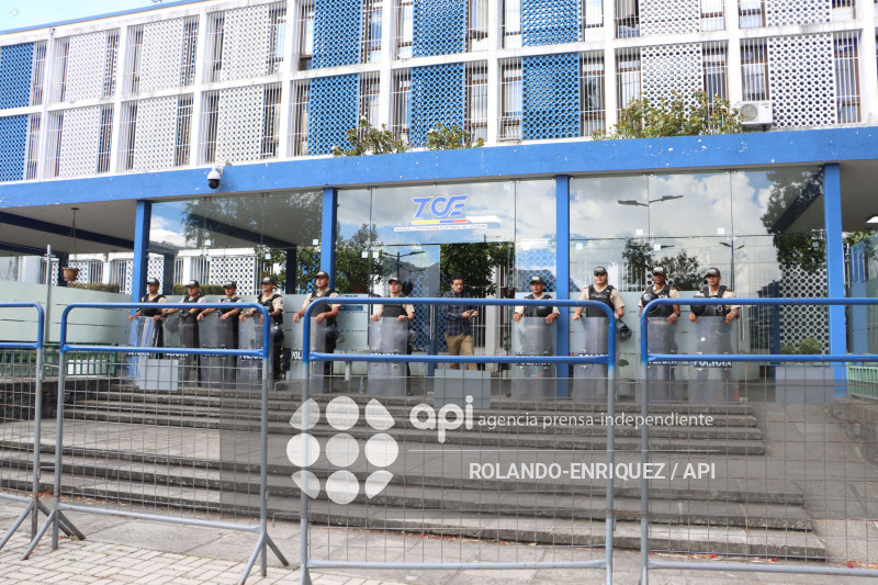 PLANTON REVOLUCION CIUDADANA EN EL TCE